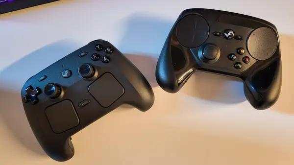 steam controller in hand