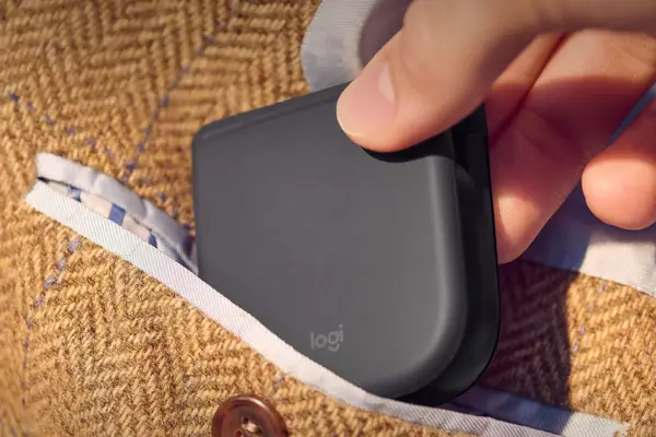 Logitech's new foldable mouse is small and easy to carry, with a unique scrolling area and green light indicator